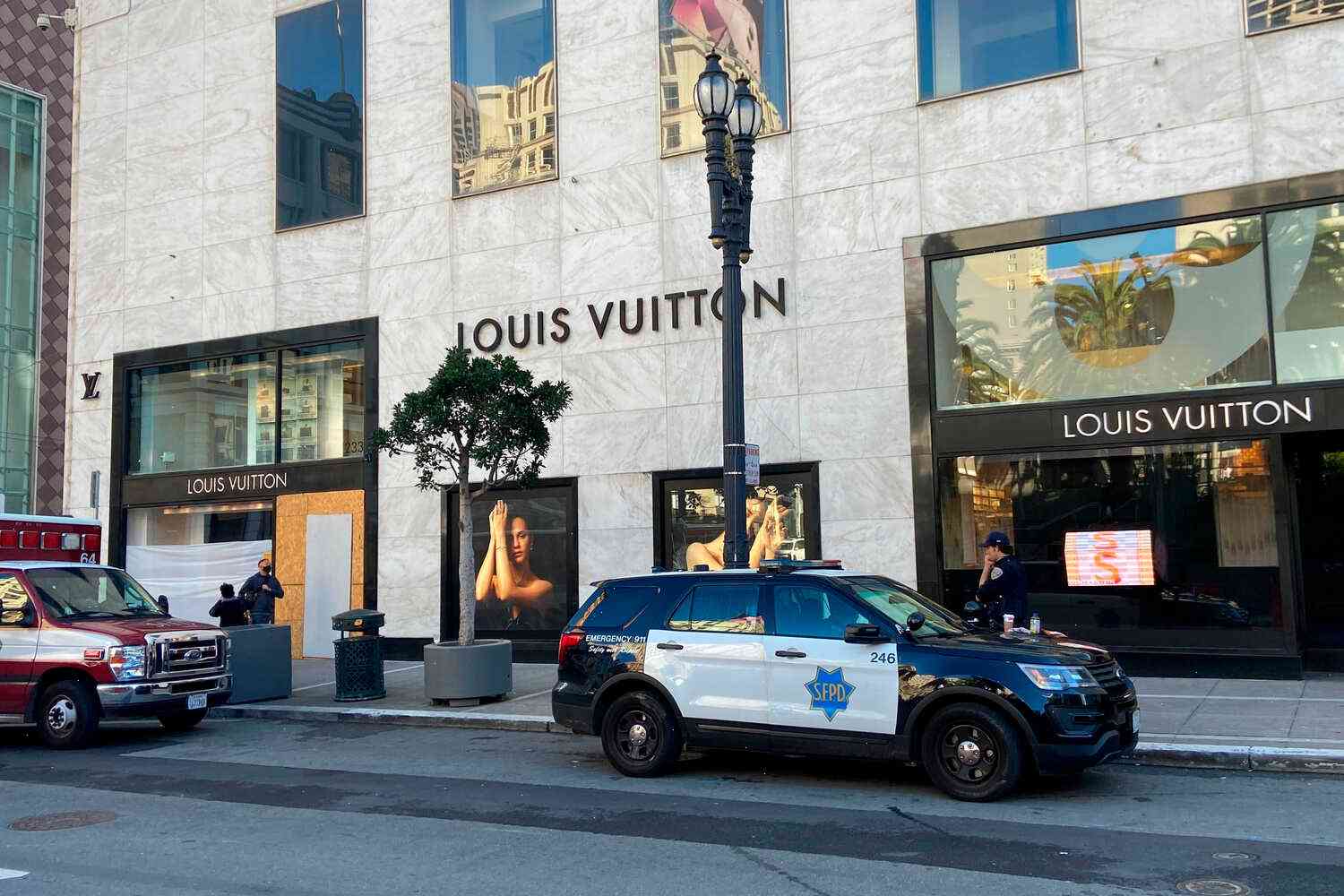 Thieves snatch diamonds, watches from sophisticated stores in upscale L.A. neighborhoods