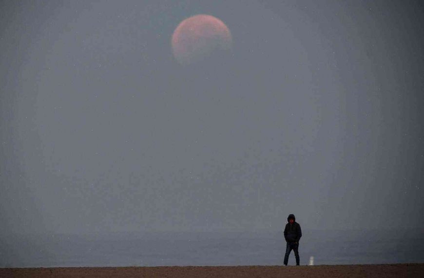 Dazzling ‘blood moon’ total lunar eclipse was the longest on record